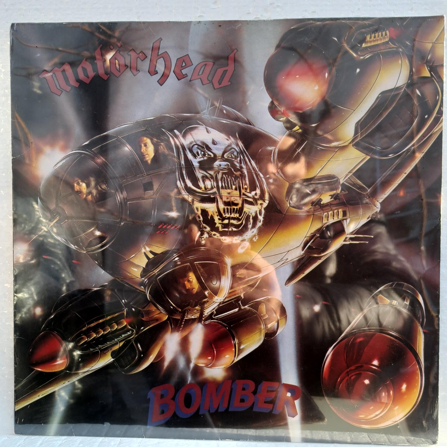 Motörhead – Bomber Disc VINIL LP VG VG+ Înainte de achiziție, vă rugăm să ne scrieți. Discul este postat pe site, însă nu a fost încă găsit fizic.