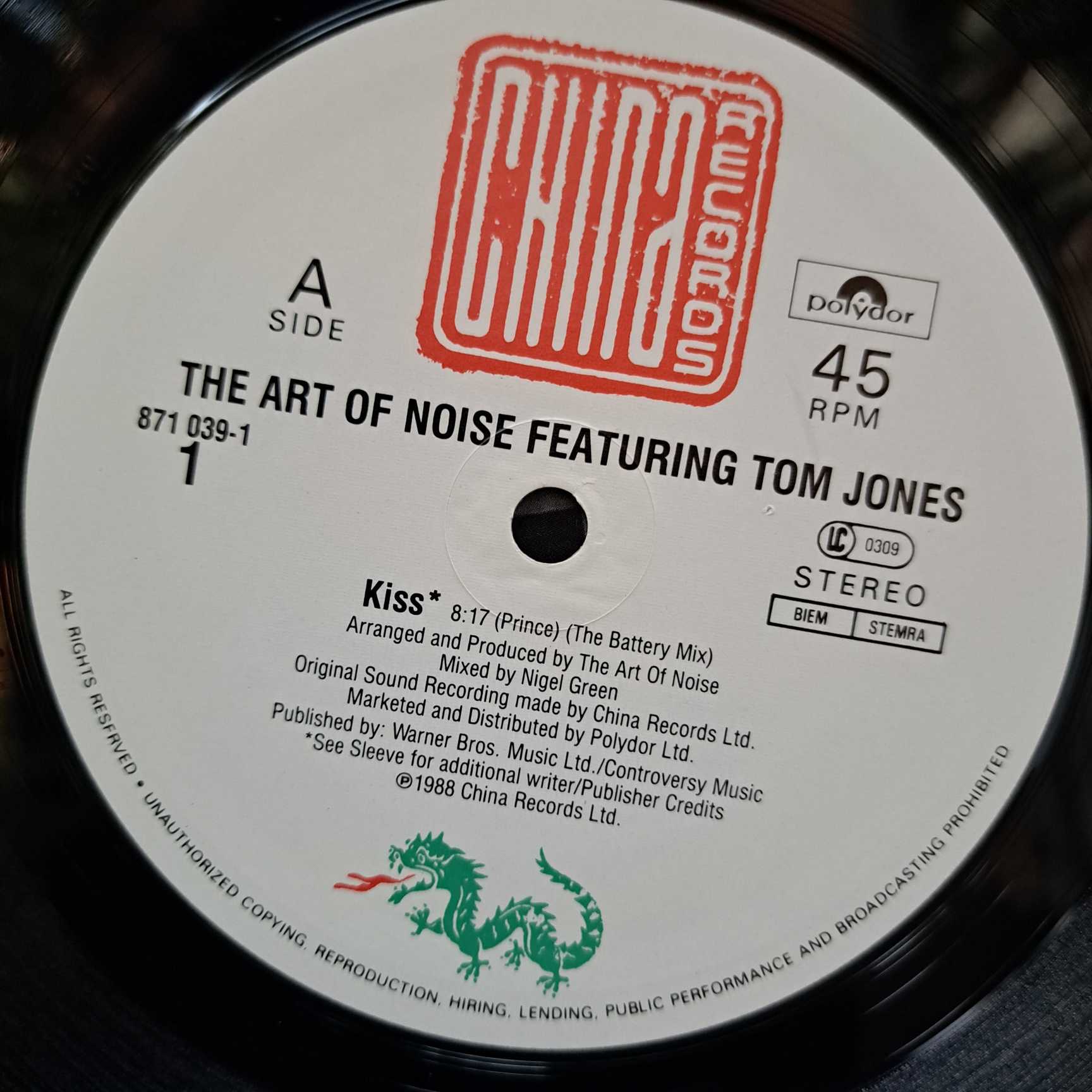 The Art Of Noise Featuring Tom Jones – Kiss DISC VINIL MAXI VG+ (boxE) - imagine 3