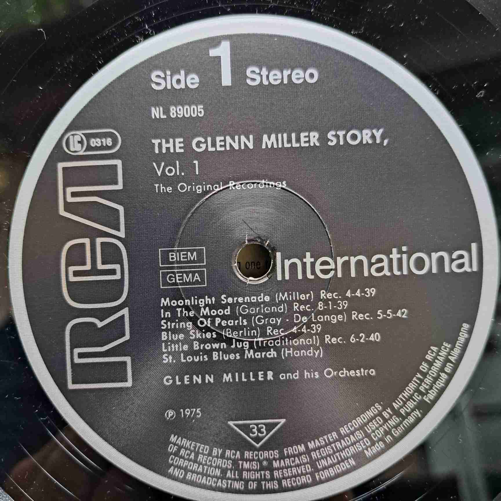 Glenn Miller And His Orchestra – The Glenn Miller Story Volume 1 - Disc VINIL LP VG VG+ - imagine 2